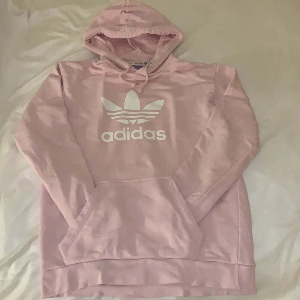 Hej! 💕 Jag säljer denna adidas hoodie pågrund av att jag inte alls passar i rosa. Jag har använd den som en mys hoodie men den är i bra kvalitet än!🌸. Hoodies.