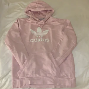 Adidas hoodie - Hej! 💕 Jag säljer denna adidas hoodie pågrund av att jag inte alls passar i rosa. Jag har använd den som en mys hoodie men den är i bra kvalitet än!🌸
