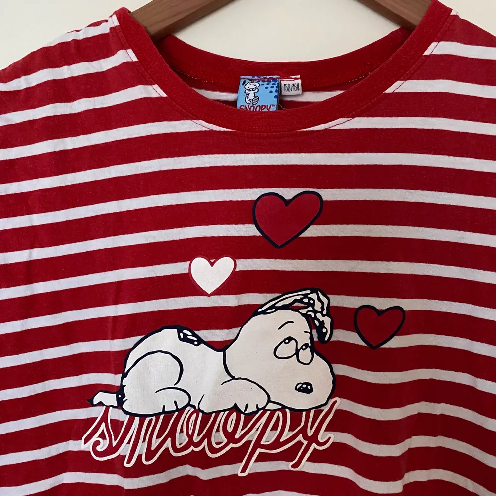 Gulligt nattlinne med Snoopy på!! Kan användas som t-shirtklänning också:)) skulle säga att den passar XS-S. Klänningar.
