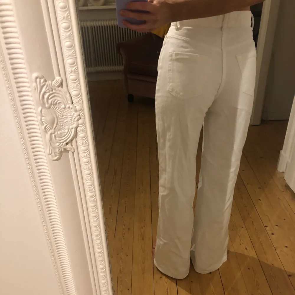 Vita jeans i storlek xs/34 kommer inte ihåg vart jag köpt dem men tror de är från zara eller mango. Jag är 170 lång☺️. Jeans & Byxor.