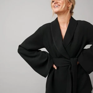 Hanna schönberg Kavaj - Jättesnygg kavaj med band i midjan från NAKD, Hanna Schönbergs kollektion. Köpt för 799kr säljer för 300kr, priset kan diskuteras. Köparen betalar för frakten ❤️ 