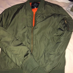 Jack and Jones bombarjacka  - Snygg jacka som sällan kommer till användning skön att ha på våren eller hösten 