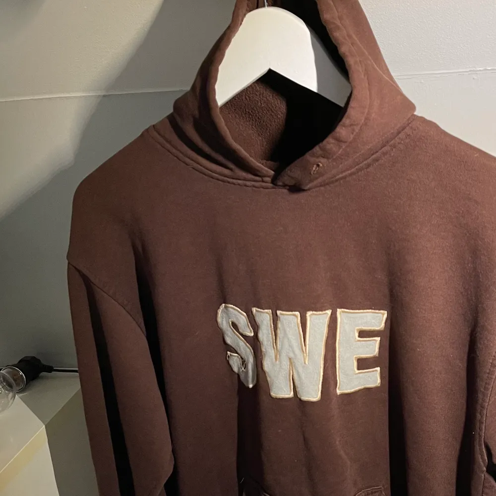 Brun vintage hoodie med text. Står storlek M men skulle säga att den passar en S ❤️ Frakt tillkommer, hör gärna av dig vid frågor! 🥰. Hoodies.