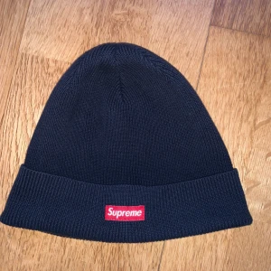 Supreme beanie - Skön beanie, värmer bra på vintern och matchar till nästan allt. Cond 7/10:-) 