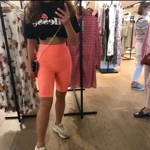 Croppad ellesse t-shirt - Köpt på footlocker i London! Använd fåtal gånger och i nyskick, pris kan disskuteras. Kan användas som på bilden eller till träning☺️