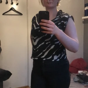 Zebra top  - Kortare t-shirt, välanvänd men bra skick. M.  Kan skickas mot fraktkostnad. Kan även mötas upp på backaplan/nordstan i Göteborg 