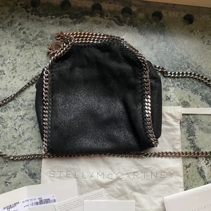 Stella McCartney väska - Säljer min jätte fina stella McCartney väska i storleken mini! Jätte fint skick, priset kan diskuteras💗