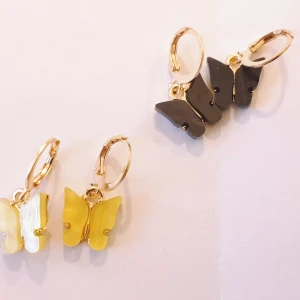 Fjäril örhängen  - Gula och svarta fjäril örhängen, oanvänt, finns bara två färger kvar. Nickelfritt.  Frakt 12kr. Skriva i chatten vid frågor ❌slutsåld- gul❌