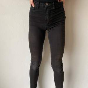 Svarta högmidjade Ginatricot jeans. Storlek: XS. Ca 1 år gammla. Super bra skick! Modellen är 1,63 cm lång. Buda privat 🖤