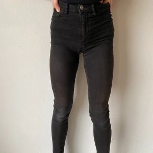 Svarta, Gibatricot Jeans. 🖤 - Svarta högmidjade Ginatricot jeans. Storlek: XS. Ca 1 år gammla. Super bra skick! Modellen är 1,63 cm lång. Buda privat 🖤