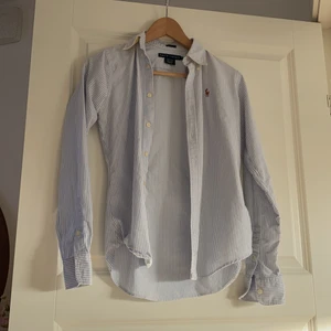 Ralph Lauren skjorta i strl S - Säljer detta plagg pågrund att den aldrig blir använd sen så passar den inte mig längre. Skjortan är använd ungefär 1-2 gånger. 