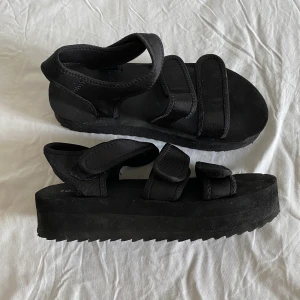 Skor - Chunky tofflor, knappt använda strl 39