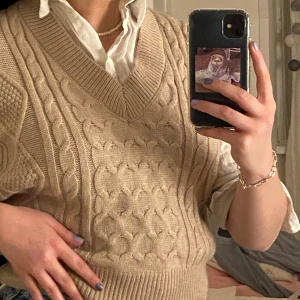 Beige stickad väst  - Beige stickad väst. Väldigt mjukt och skönt material och ändå ordentligt och tjockt material. Originalpris 190kr, säljes för 90kr. 