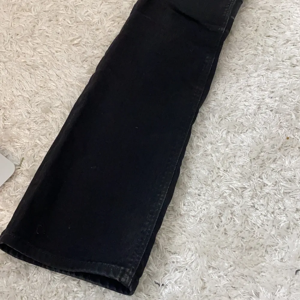 SKITsnygga svarta bootcut jeans. Väl använda, färgen har slitits lite på bakfickor, knäveck. Små fickor som formar rumpan sjukt fint. Kan ej skicka bild på hur de sitter på för dom går inte på mig längre tyvärr och därför ja säljer. Nypris 900. Jeans & Byxor.