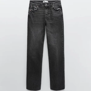 Lågmidjade jeans - Intressekoll på mina oanvända zara jeans med medellåg midja. Super snygga med prislappen kvar. Slutsålda på Hemsidan och i Butik! Budgivning slutar på torsdag om jag inte får ett jätte bra pris,buda privat!!