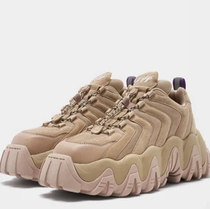 Eytys Halo  - Intressekoll! Oanvända Etys Halo i färgen Dune. Strl.39. Fortfarande i förpackningen så Box med alla tillbehör finns. Nypris: 3800kr. 