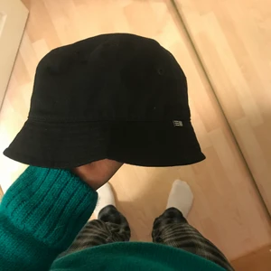 Bucket Hat - Fiskehatt från H&M. Den är inte alls använd mycket. Köpte förra vintern och använt kanske 2-3 gånger då.