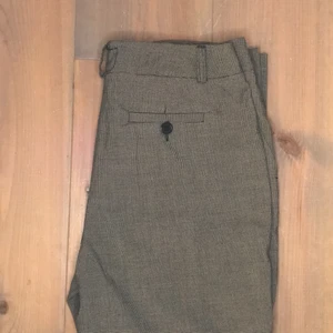 Gråa kostymbyxor vintage - Second hand byxor köpta för knappt ett år sedan, sparsamt använda. Ingen storlekslapp men skulle säga att de är xs. (32-34) 