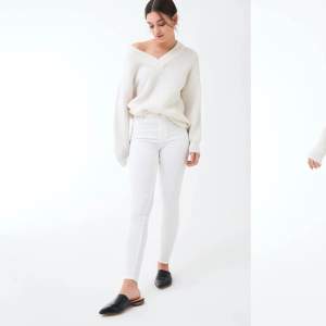 Säljer ett par vita jeans från Gina Tricot i modellen Molly. Högmidjade skinny jeans. Knappt använda. (Frakten ingår) 