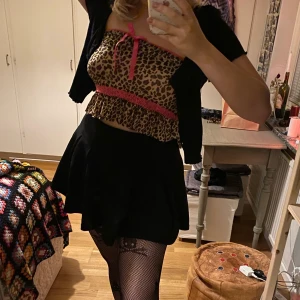 Svart kjol🍄 - Säljer min snygga kjol😽 stretchigt mattetal✨ Den som budar högst får den 💘💘skriv privat för fler bilder🙈