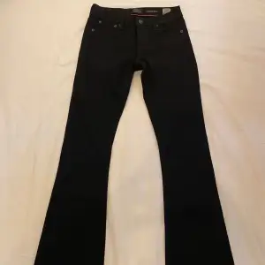 Säljer mina svarta bootcut crocker jeans i w27 l33🖤 Helt oanvända prislapp kvar😊 ord pris: 600:-