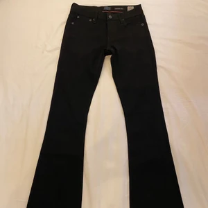 Crocker jeans - Säljer mina svarta bootcut crocker jeans i w27 l33🖤 Helt oanvända prislapp kvar😊 ord pris: 600:-