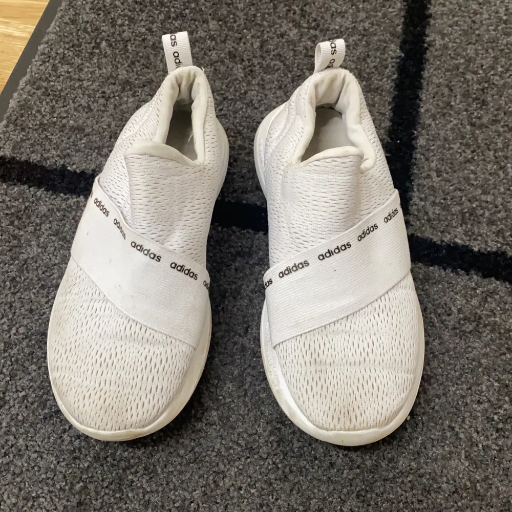 Vita adidas skor köpta för 600kr säljer pågrund av att de inte kommer till användning längre. Änvänds ett tag se bilder. Säljer för 200kr+frakt. Skor.