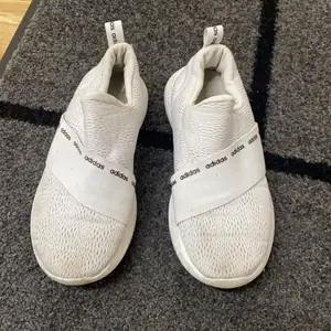 Vita adidas skor köpta för 600kr säljer pågrund av att de inte kommer till användning längre. Änvänds ett tag se bilder. Säljer för 200kr+frakt