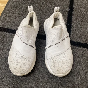 Vita adidas skor - Vita adidas skor köpta för 600kr säljer pågrund av att de inte kommer till användning längre. Änvänds ett tag se bilder. Säljer för 200kr+frakt