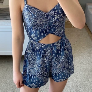 Playsuit med paisleymönster - Jättefin blå playsuit från hollister med paisleymönster, sitter verkligen jättefint på och är superskönt att ha på sommaren 💓💓