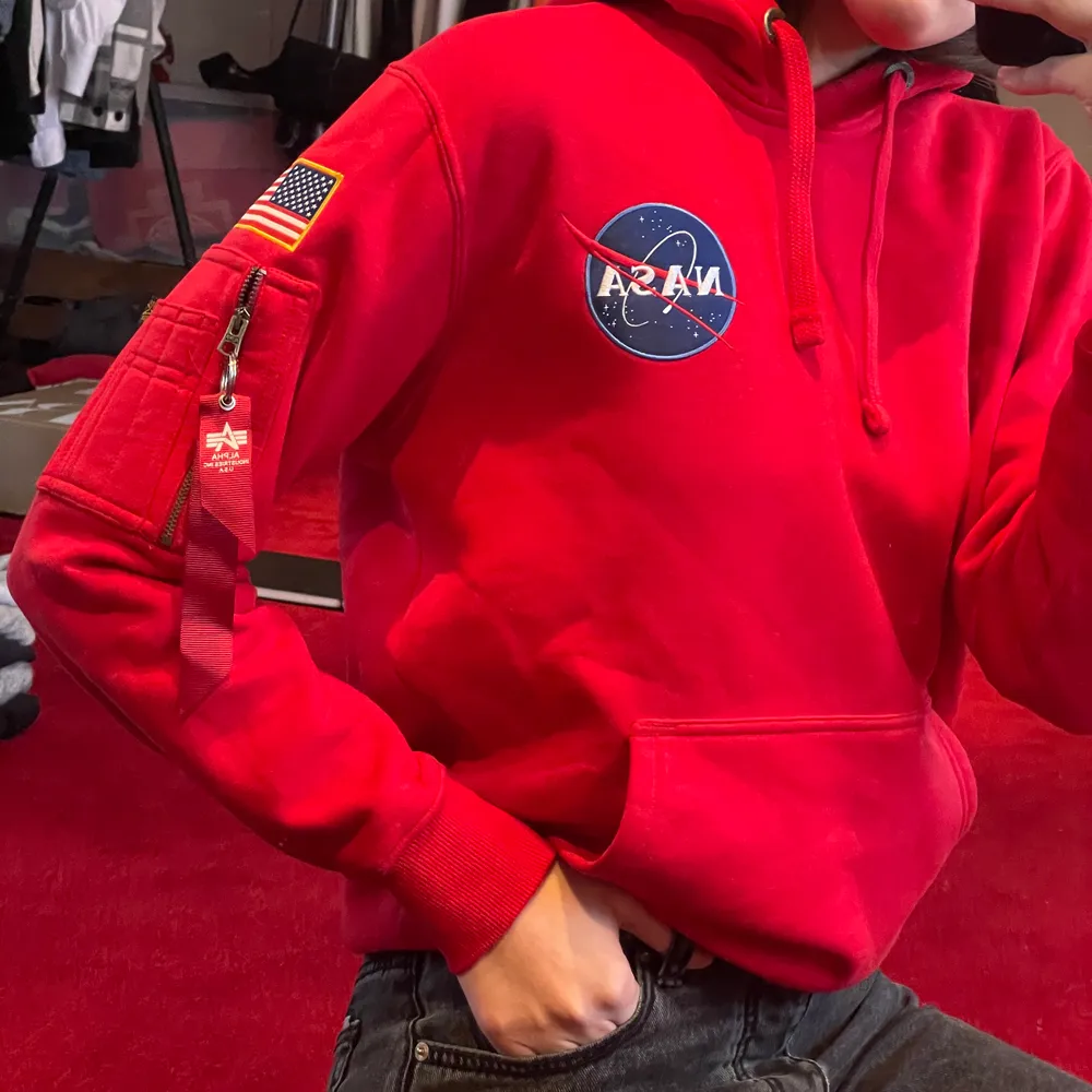 Snygg röd NASA hoodie men superbra kvalité! Väldigt bra skick. Storlek medium! . Hoodies.