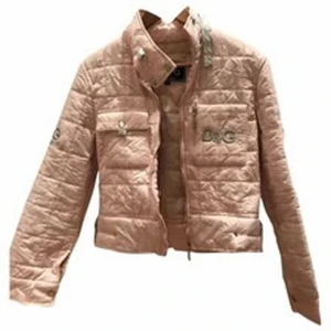 Vintage Dolce & Gabbana puffer - Supersöt puderrosa pufferjacket från D&G. Äkta och köpt i London för lääänge sen. Storlek M men er som M/S. Använt men annars fint skick. Fodrade innedel och glittraiga detaljer runt om jackan.