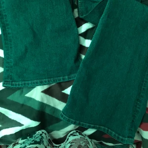 Marinblå Bootcut jeans - Använda fåtal gånger, sitter så att kroppsformen syns. Jätte stretchiga och sköna. Frakt tillkommer 💗