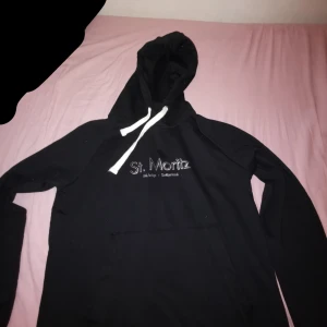 "St. Moritz" Hoodie - Hoodie med "St. Moritz" tryck - 44/46 L. Köpare står för frakt