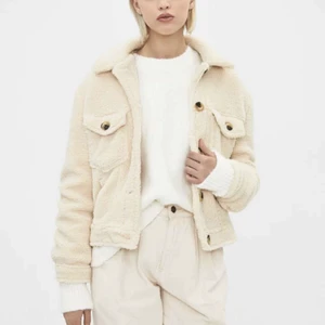 Teddy jacka - En jättefin Teddy jacka från bershka, tror inte den säljs längre💙knappt använd, typ som ny💙storlek XS💙köpte för 500 och säljer för 280💙