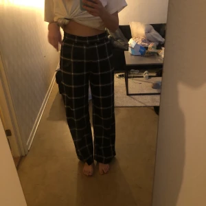 Rutiga tygbyxor - Rutiga tygbyxor från monki. Rak passform. Storlek S. Knappt använda.