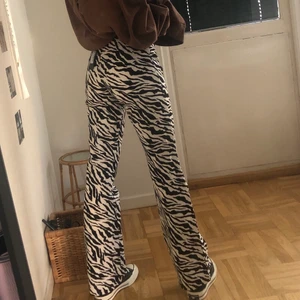 zebra byxor - Skit fina zebramönstrade byxor från Motel rocks, köpta i somras men har aldrig kommit till användning🥲 Nypris var runt 650 om jag minns rätt!💞 Många verkar intresserade så buda på pm om ni vill!!😌 avslutar idag kl 16!!
