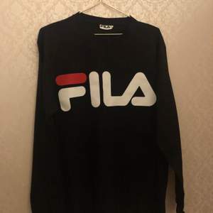 A long sleeve fila shirt in both white and black, there brand new, have never been used. There in great condition and has no flaws, I bought them from fila.com for 400kr each. I have never touched them or anything. Message if you have any questions:)there also long and oversized.