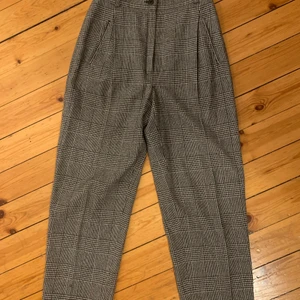 Rutiga byxor - Rutiga breda byxor i ull, köpt second hand. Sitter sååå snyggt (framförallt i baken ;) ) men är tyvärr för små för mig. har behövt sy dom en gång vid rumpan för de sprack så vet inte om det kan ske igen 😬 strl XS