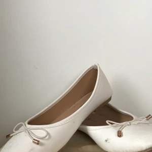 Vita ballerinor  - Fina vita ballerinaskor som jag köpte när jag skulle på bal förra året. Perfekta till skolavslutningar eller bara en varm sommardag. De är använda en gång och vid köp så tvättar jag dem såklart. Säljer då jag inte får nån användning av dem nu. Köparen står för frakten och har du frågor så är det bara att skriva💛