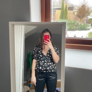 Blus från nakd - Blommig blus från nakd. Använd en gång men är i nytt skick