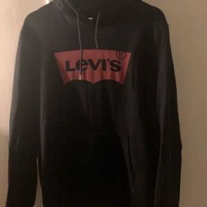 Levis hoodie strl S - Säljer denna fina levis hoodie då jag inte använder den längre, den är sparsamt använd och fint skick. Den är oversized. Nypris runt 500kr