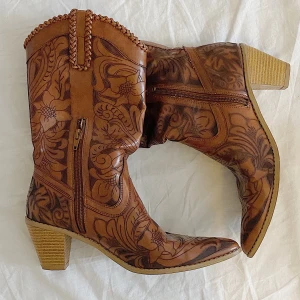 Cowboy boots - Knappt använda bruna cowboy boots! Inga slitningar, som nya. Passat mig med strl 39. 