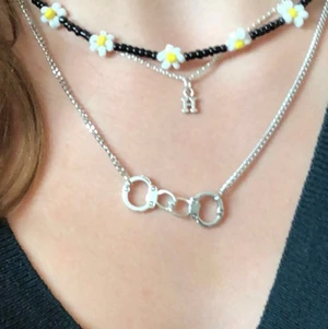 Blommigt halsband - Jag säljer detta super fina skusterbara halsbandet som jag inte andvänt mer en 3 ggr! Super gulligt (skulle även kunna sälja handklov halsbandet om någon är interiserad) 💞🌸🌼🖤  Köptes för ca 100kr tror jag🖤