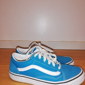 Blåa vans strl 37 - Skorna är väldigt rena. Använts bara ett par gånger. Köpt för 300 säljer för 200. Har själv 37 och den passar bra men den skulle ha kunnat passa till någonmed 37,5