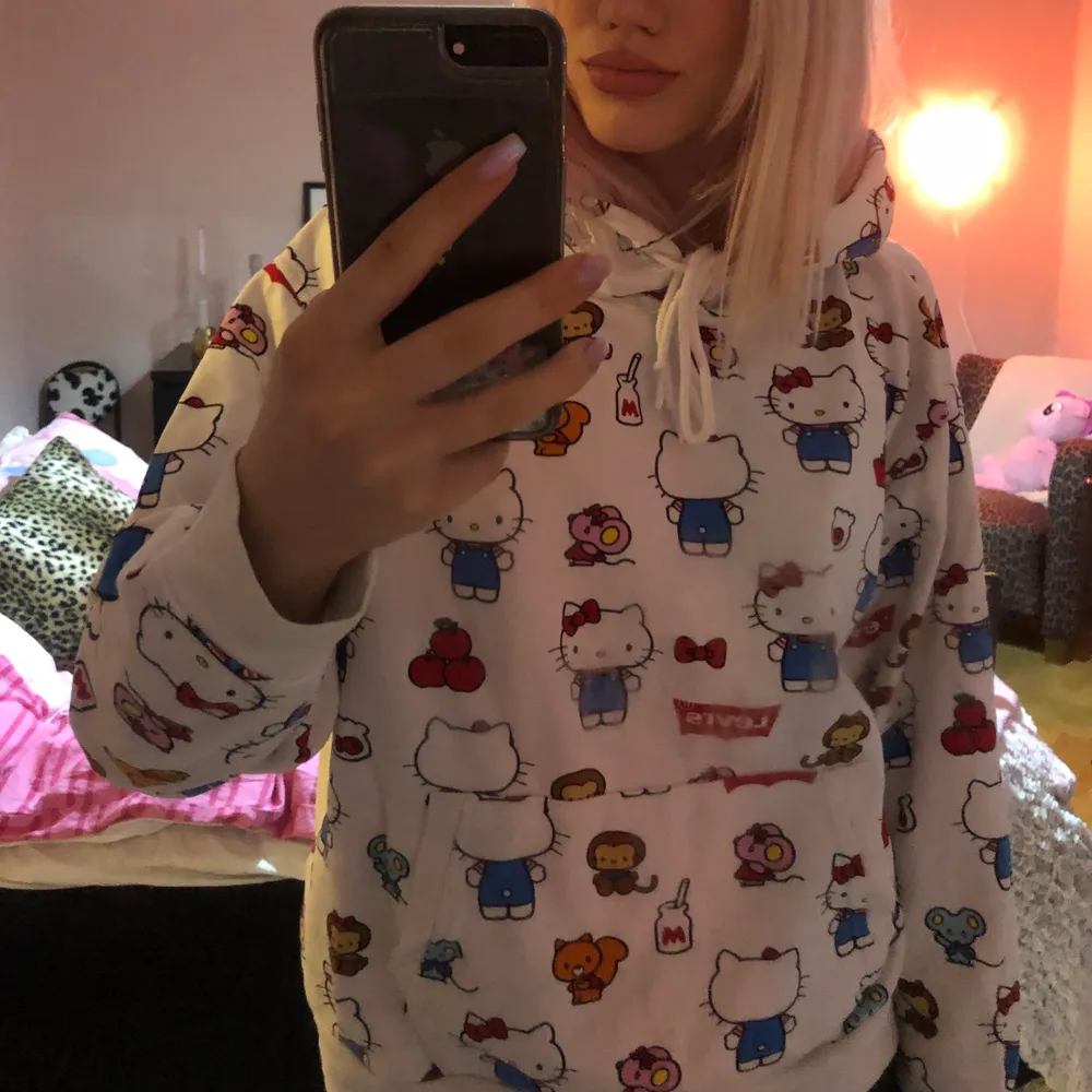 Jättesöt hoodie från Levis hellokitty kollektion! Jättefint skick och bra kvalite. Skiv om ni har frågor! Budgivning sker i kommentarerna om många är intresserade ❤️. Hoodies.