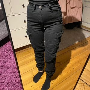 Cargobyxor  - Cargobyxor från bikbok storlek 36 i fint skick. Fläcken är på spegeln, inte på byxorna!