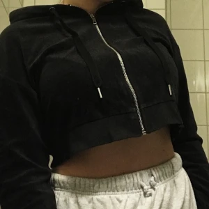 Svart, croppad kofta - Super mysig, svart croppad kofta med kragkedja, köpt på H&M, jätte bra längd, alltså inte för kort💓