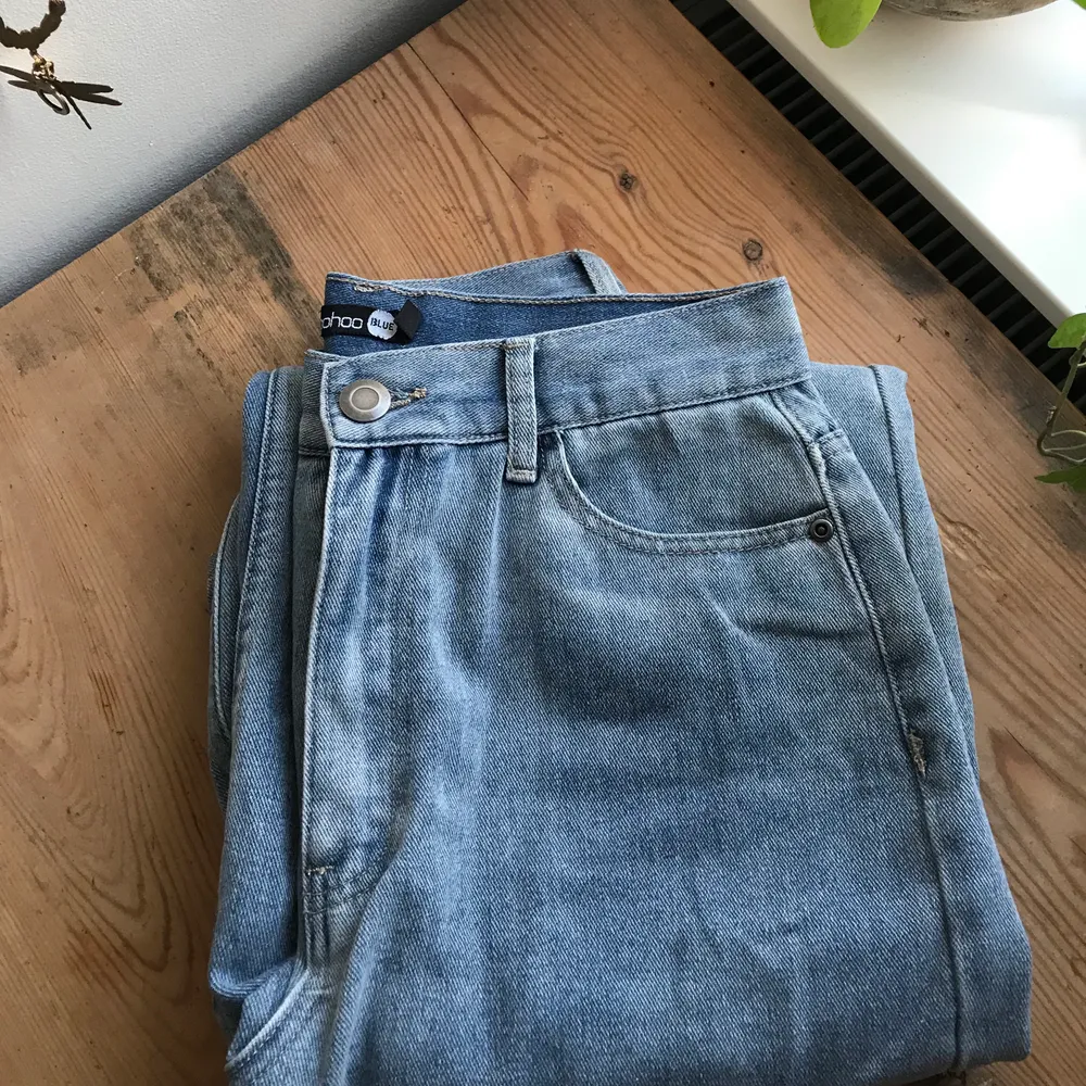 Ett par jeans i längre Model(passar nån som är ca 170-178)storlek 38. Säljer pga aningens för små(endast använda en gång) hör av er vid frågor eller intresse💕. Jeans & Byxor.