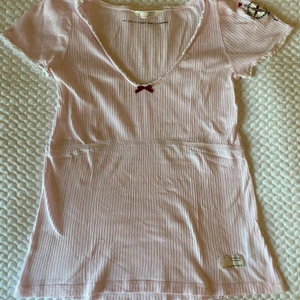 Odd Molly topp - Odd Molly topp i storlek 2 (= storlek small tror jag). Tre små fläckar (sista bilden) som inte går bort... men de syns inte jättemycket! Säljaren står för frakten :)